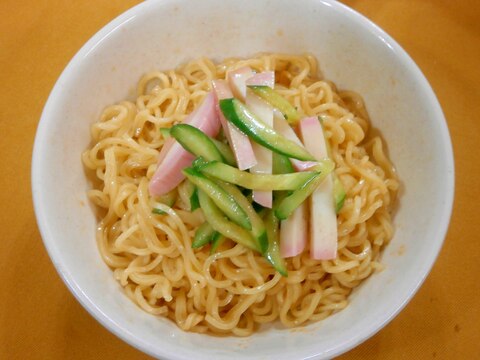 インスタントラーメンで☆かまぼこ・きゅうりの油そば